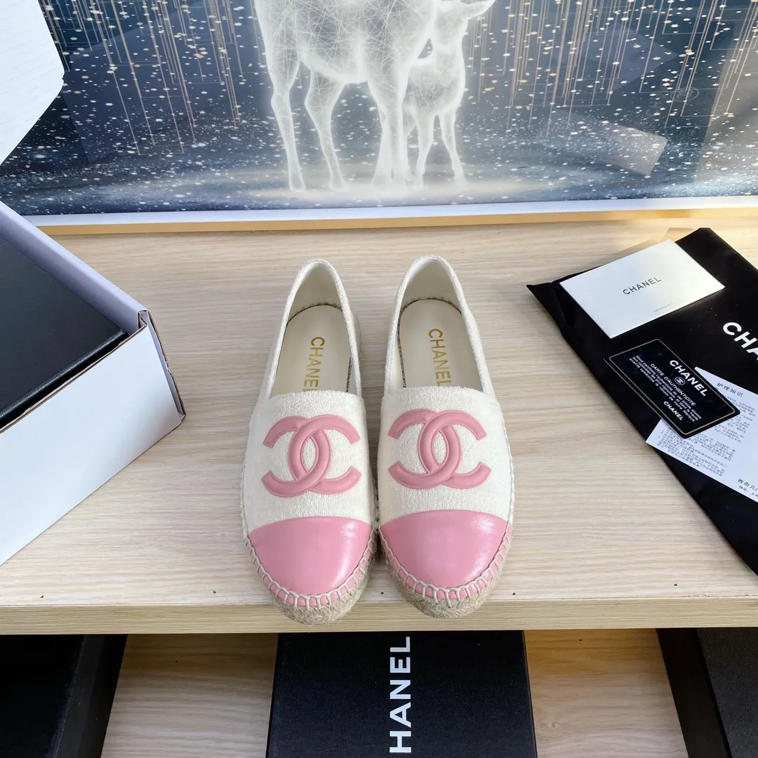 👟👟Ex-factory price 440👟👟 24s new color Chanel ✈️2023s spring and summer new fisherman shoes 😍😍Taikoo Hui purchased three pairs of original development 🐂🐂with purchasing white double-layer outer packaging 🤩Original one-to-one shipment ❗️❗️Code number: 34-42 (34 41 42 customized)